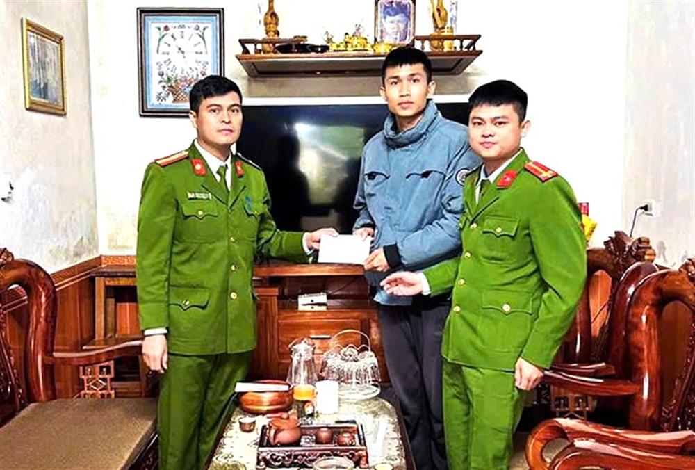 Công an xã Tùng Ảnh thăm hỏi, động viên em Lê Hào trước ngày lên đường thực hiện nghĩa vụ CAND.