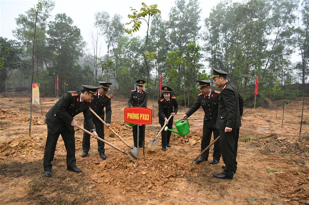 Tại khuôn viên trụ sở làm việc Trại tạm giam Công an tỉnh, Công an tỉnh Phú Thọ đã tổ chức phát động Tết trồng cây “Đời đời nhớ ơn Bác Hồ” Xuân Ất Tỵ năm 2025. Ngay sau Lễ phát động, các đại biểu, cán bộ, chiến sĩ Công an tỉnh đã tham gia trồng 700 cây xanh trong khuôn viên trụ sở làm việc Trại tạm giam.