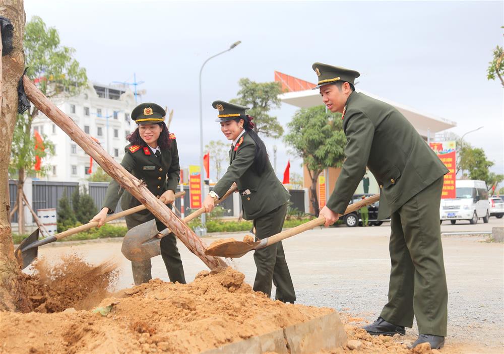 Ngay sau Lễ phát động “Tết trồng cây đời đời nhớ ơn Bác Hồ - Xuân Ất Tỵ 2025”, lãnh đạo Công an tỉnh Quảng Ninh, các phòng nghiệp vụ và cán bộ, chiến sỹ thuộc Công an tỉnh đã trồng mới nhiều cây xanh tại khuôn viên trụ sở Công an tỉnh.