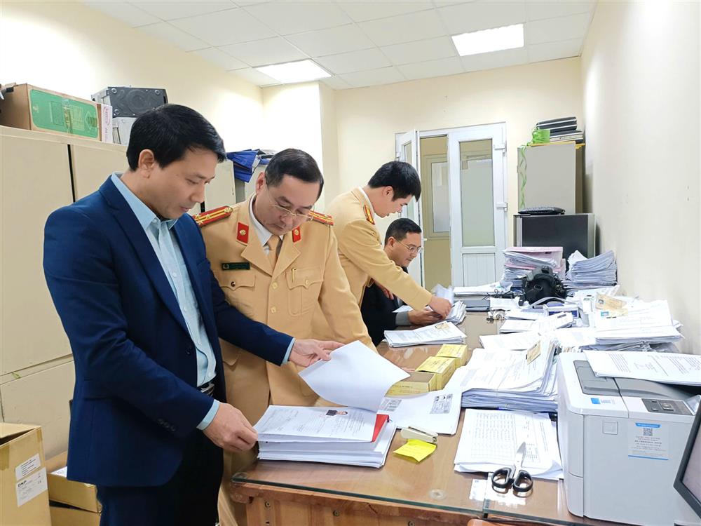 Phòng Cảnh sát giao thông Công an tỉnh phối hợp với Phòng Quản lý vận tải, phương tiện và người lái - Sở Giao thông vận tải tỉnh chuẩn bị chuyển giao hồ sơ, tài liệu.