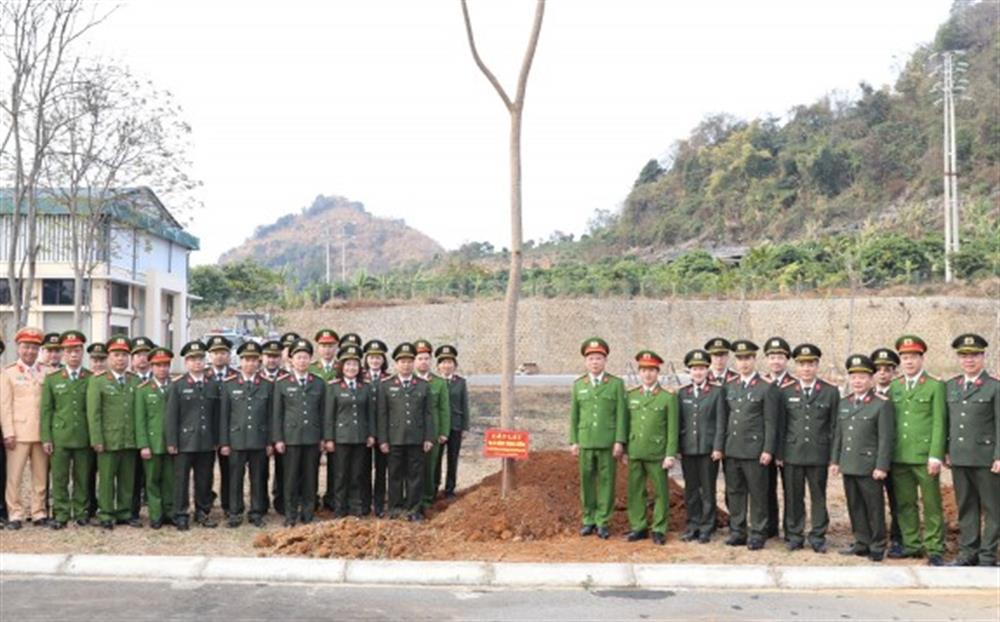 lực lượng Công an toàn tỉnh đã tiến hành trồng cây tại trụ sở, khuôn viên làm việc tại Công an tỉnh, các đơn vị chiến đấu tập trung, Công an các huyện, thành phố và Công an các xã, phường, thị trấn… Theo số liệu thống kê, từ năm 2023 đến nay, lực lượng Công an Sơn La đã trồng mới hơn 3.000 cây các loại.