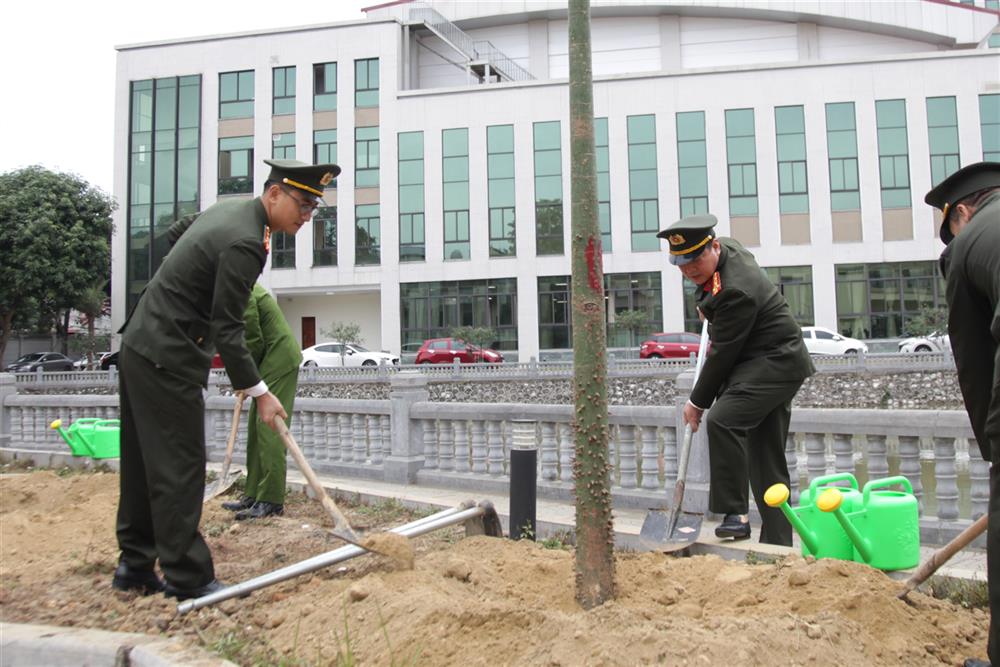 Lãnh đạo Công an tỉnh Thái Nguyên tiến hành trồng cây xanh tại khuôn viên vườn hoa trụ sở Công an tỉnh.