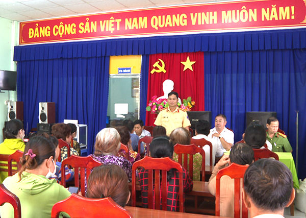 Lực lượng CSGT tuyên truyền pháp luật cho người dân.