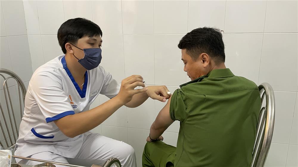 Tổ chức tiêm vắc xin phòng bệnh cho CBCS Công an tỉnh.