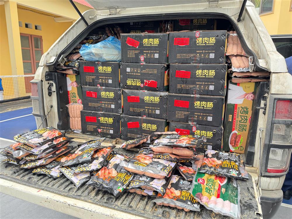 Xúc xích được chất đầy tại khoang chở hàng và toàn bộ khoang sau ghế lái.