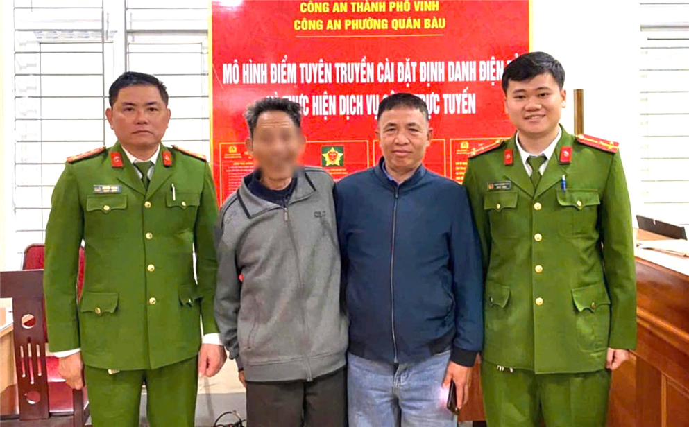 Công an phường Quán Bàu, thành phố Vinh đưa ông H về với gia đình an toàn.