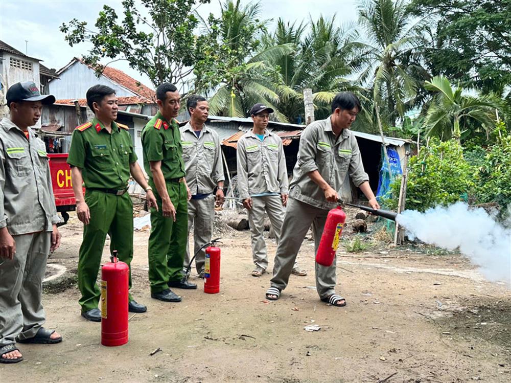 Các thành viên trong Tổ tập huấn thực tế cách sử dụng bình chữa cháy.