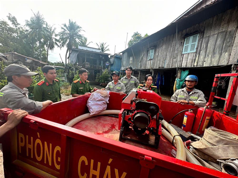 Công an địa phương trao đổi công tác PCCC với các thành viên.