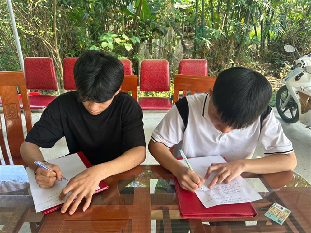 Đôi bạn thân Lương Thế Mạnh và Lô Văn Ý tự nguyên đăng ký tham gia nghĩa vụ CAND.