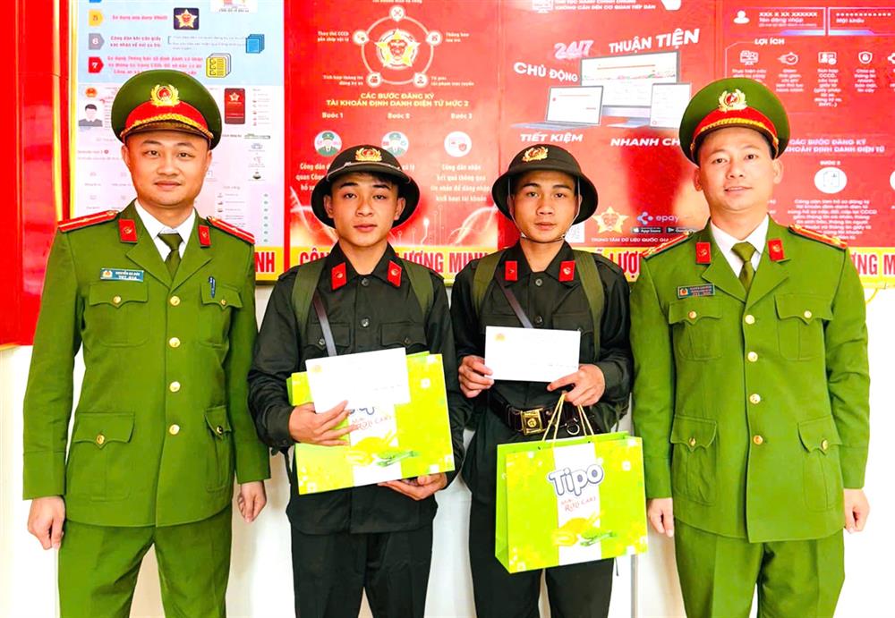 Công an xã Lượng Minh, huyện Tương Dương trao quà động viện hai tân binh Hắp Văn Duy và Lữ Văn Bình chuẩn bị tham gia nghĩa vụ CAND.