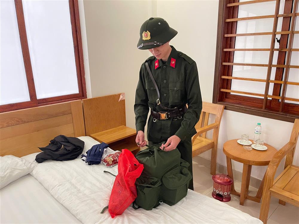 Em Đậu Quang Thanh sắp xếp các đồ dùng cá nhân của mình để ngày mai lên đường tham gia nghĩa vụ CAND.