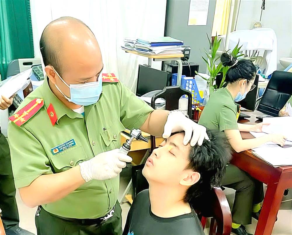 Cán bộ Bệnh xá khám sức khỏe công dân sơ tuyển phục vụ công tác tuyển sinh vào Công an nhân dân.