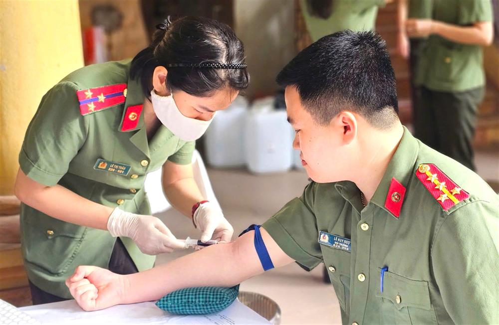 Cán bộ y tế bệnh xá Công an tỉnh thực hiện tốt công tác khám và điều trị bệnh cho cán bộ, chiến sĩ trong lực lượng.