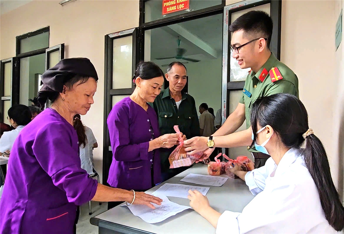 Bệnh xá Công an tỉnh phối hợp Bệnh viện đa khoa tỉnh Vĩnh Phúc tổ chức khám, phát thuốc miễn phí cho các gia đình chính sách tại xã Đạo Trù, huyện Tam Đảo.