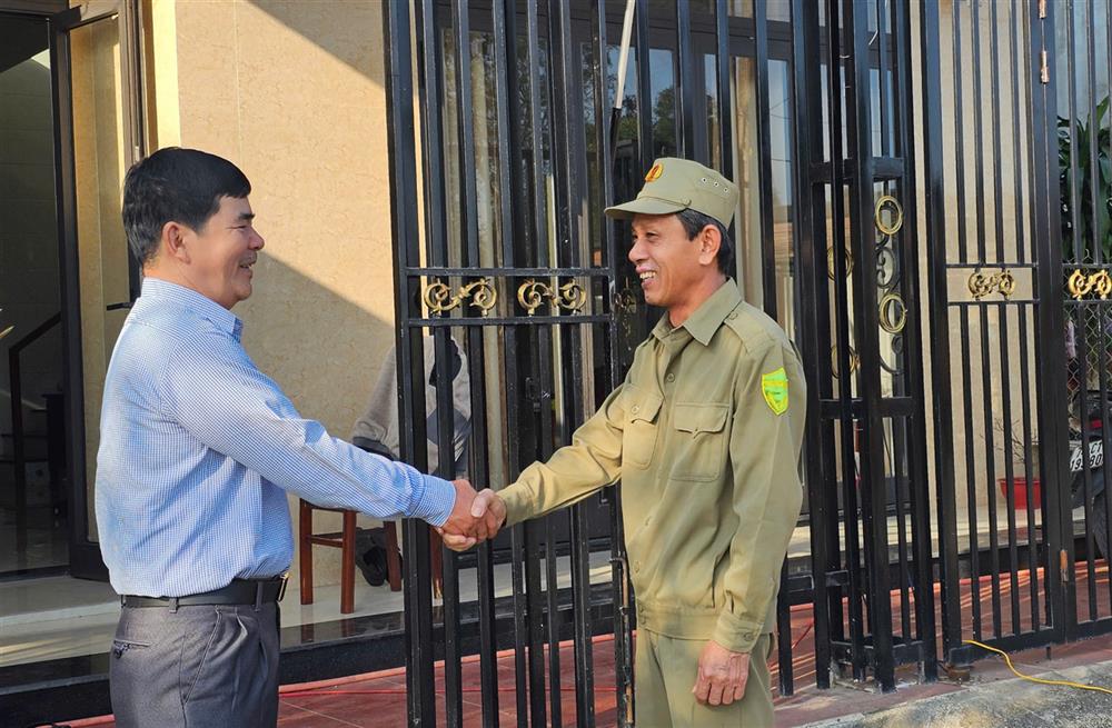 Ông Nguyễn Phúc gặp gỡ, nắm bắt tâm tư nguyện vọng của người dân trên địa bàn.