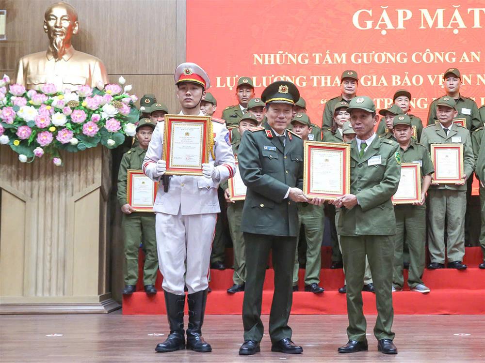 Ông Nguyễn Phúc được Bộ trưởng Bộ Công an Lương Tam Quang tặng Bằng công nhận điển hình tiên tiến trong đảm bảo ANTT ở cơ sở.