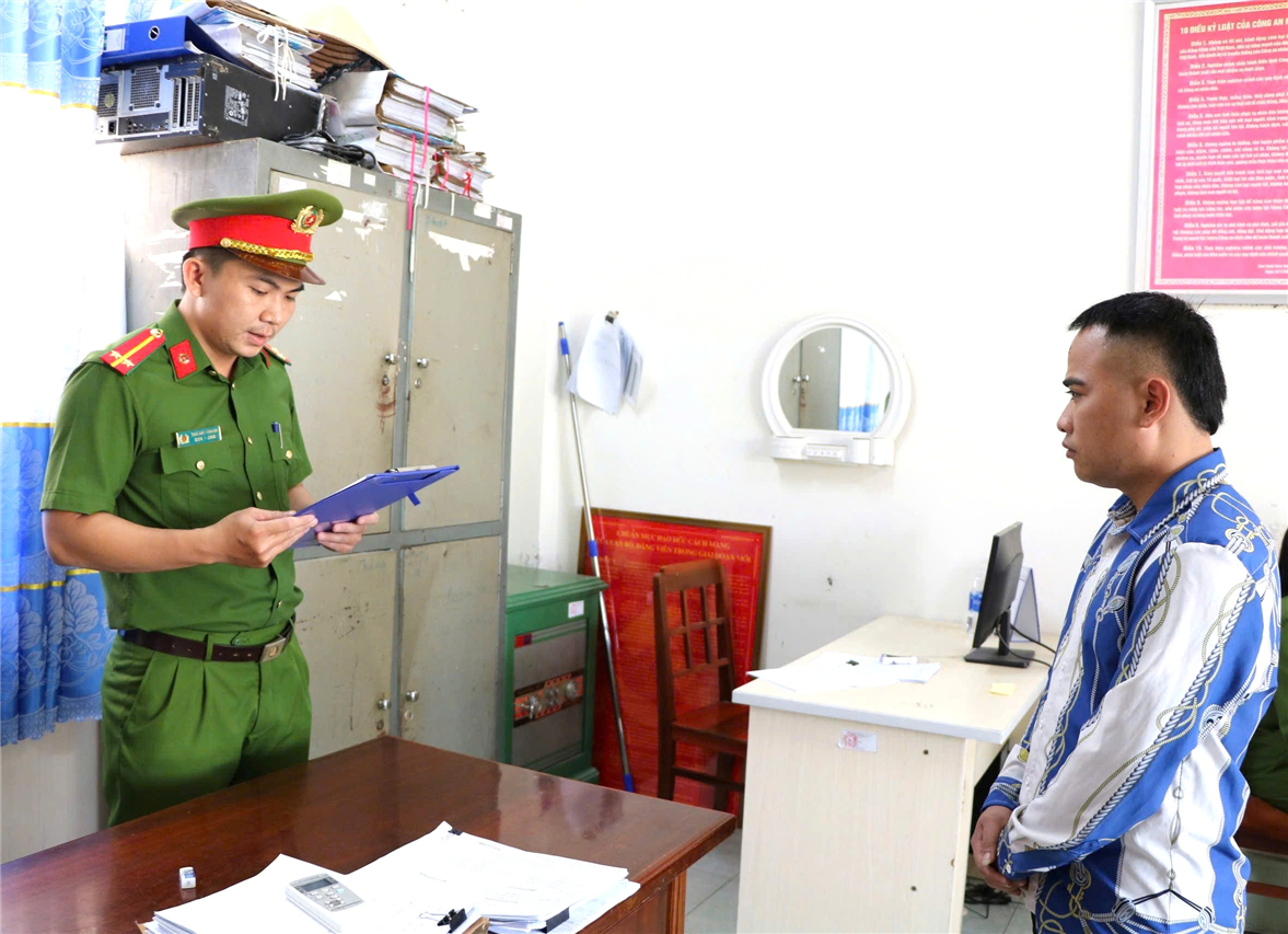 Cơ quan Công an tống đạt quyết định và lệnh đối với Trần Đình Tuy.