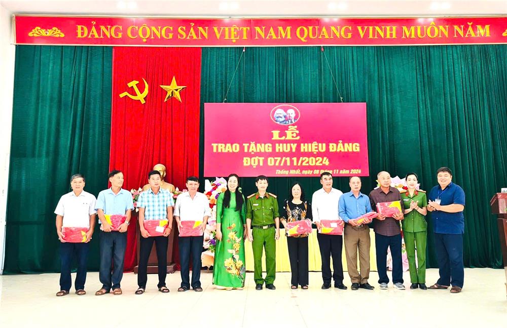 Công an phường Thống Nhất trao lá Cờ Tổ quốc tặng 09 tổ dân phố trên địa bàn phường.