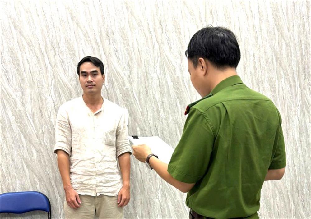 Cơ quan Cảnh sát điều tra Công an Thành phố Hồ Chí Minh tống đạt quyết định và lệnh đối với Nguyễn Văn Triệu. 