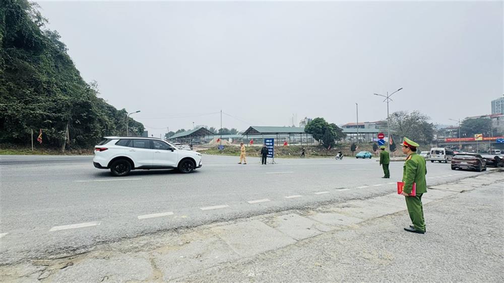 Siết chặt công tác bảo đảm an ninh, trật tự trong khu vực diễn ra các hoạt động của lễ hội đền Thượng.