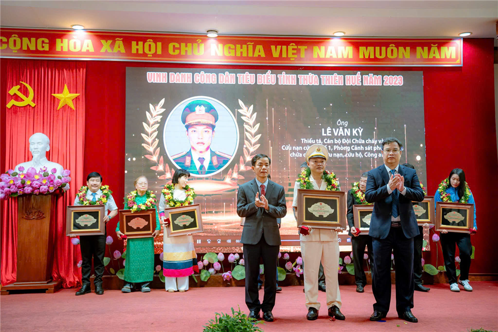 Thiếu tá Lê Văn Kỳ, cán bộ Phòng Cảnh sát phòng cháy, chữa cháy và cứu nạn, cứu hộ là 01 trong 10 “Công dân tiêu biểu” của thành phố Huế năm 2023
