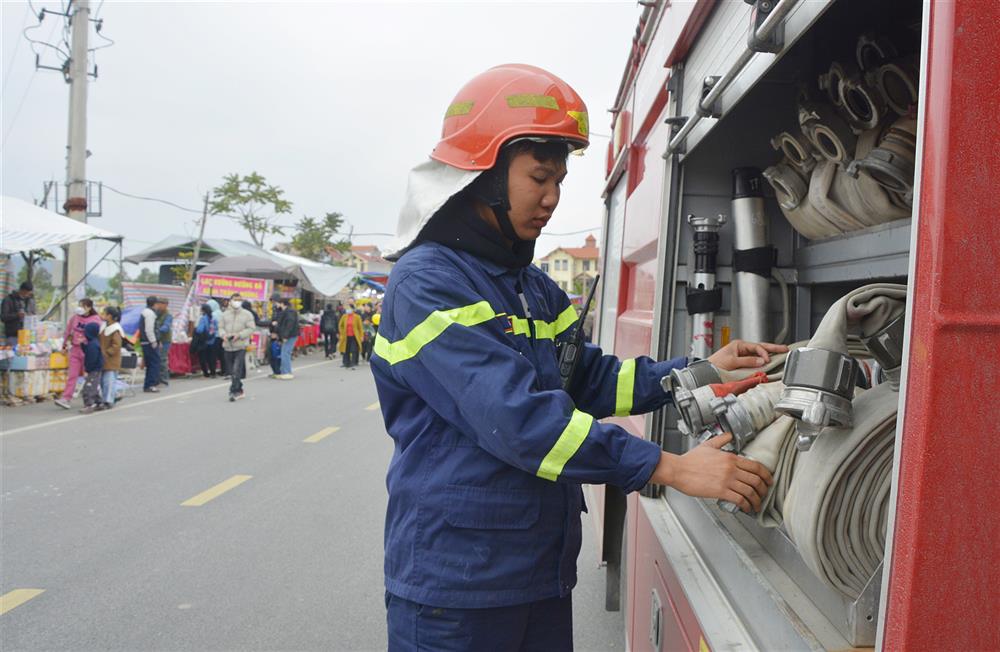 Cảnh sát PCCC và CNCH kiểm tra phương tiện, trang thiết bị PCCC tại khu vực hồ điều hòa Vân Tương.