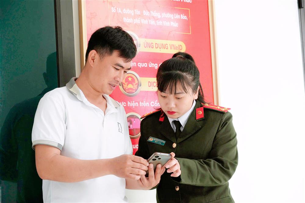 Người dân hài lòng việc cấp phiếu lý lịch tư pháp tại Công an tỉnh.