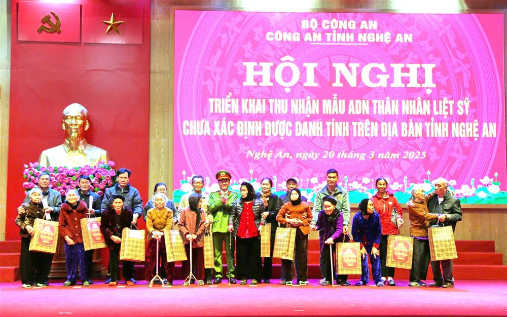 Đại tá Trần Ngọc Tuấn, Phó Giám đốc Công an tỉnh trao quà tặng các mẹ liệt sỹ chưa xác định được danh tính.