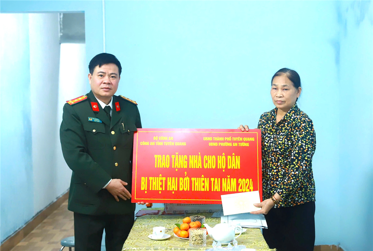 Thừa uỷ quyền của Bộ Công an, lãnh đạo Công an tỉnh Tuyên Quang trao nhà tặng gia đình bà Mai Thuý Thanh.