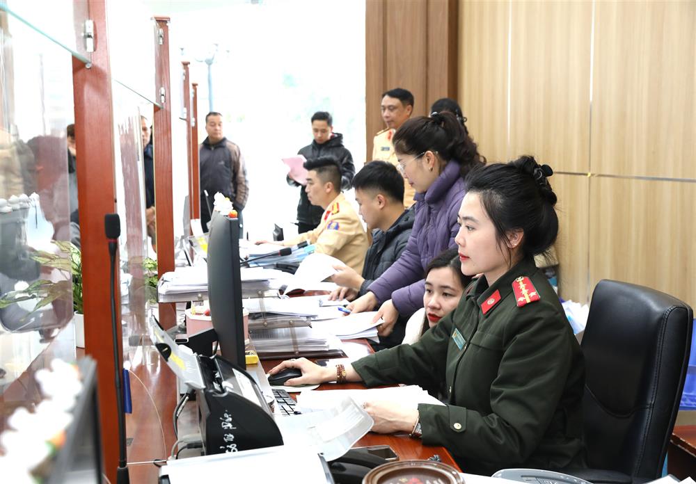 Cán bộ Công an cấp phiếu lý lịch tư pháp cho công dân.