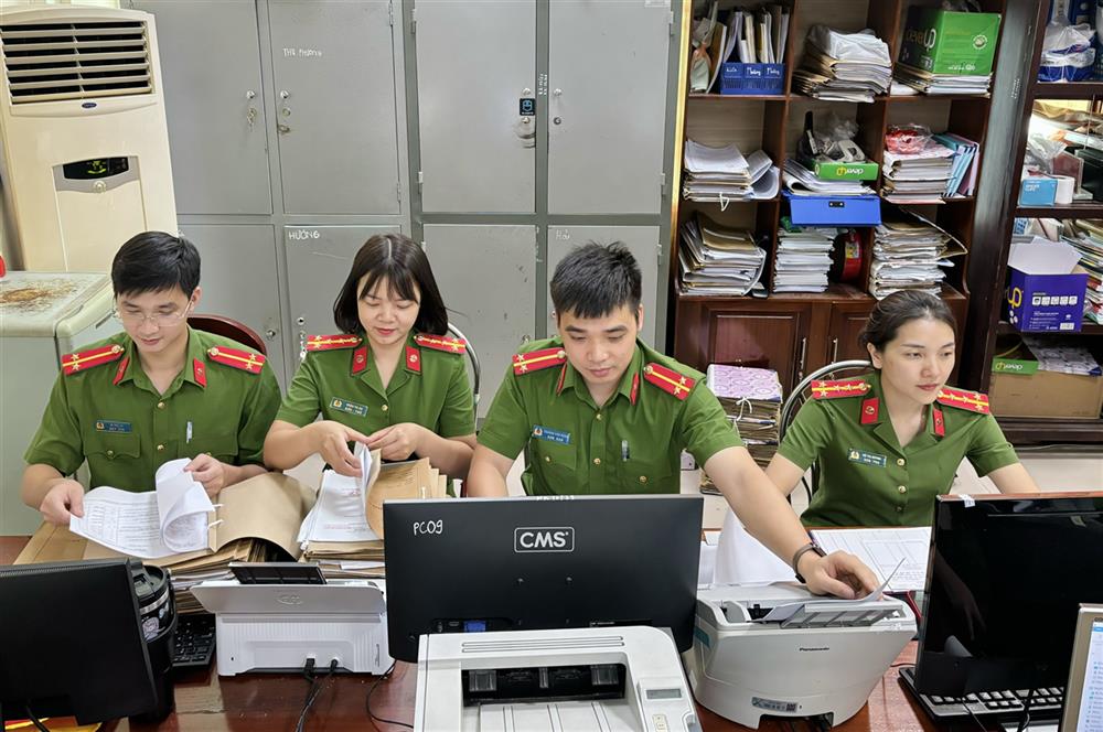 Tổ thanh niên, phụ nữ xung kích trong số hóa hồ sơ nghiệp vụ.