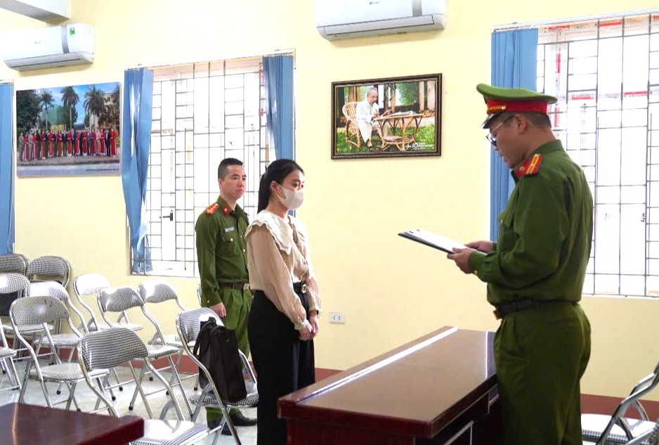 Cơ quan Cảnh sát điều tra Công an tỉnh Bắc Kạn tống đạt quyết định, lệnh đối với Đinh Phúc Hậu và Nguyễn Thị Hà.