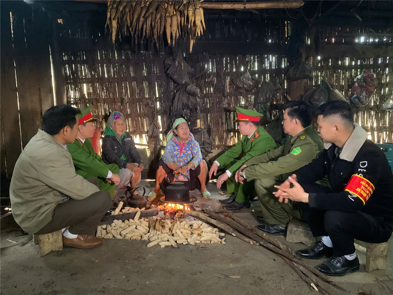 Lực lượng Công an xã luôn thân thiện, gần gũi, sẵn sàng có mặt mọi lúc, mọi nơi để đảm bảo an ninh trật tự, bảo vệ cuộc sống bình yên cho Nhân dân.