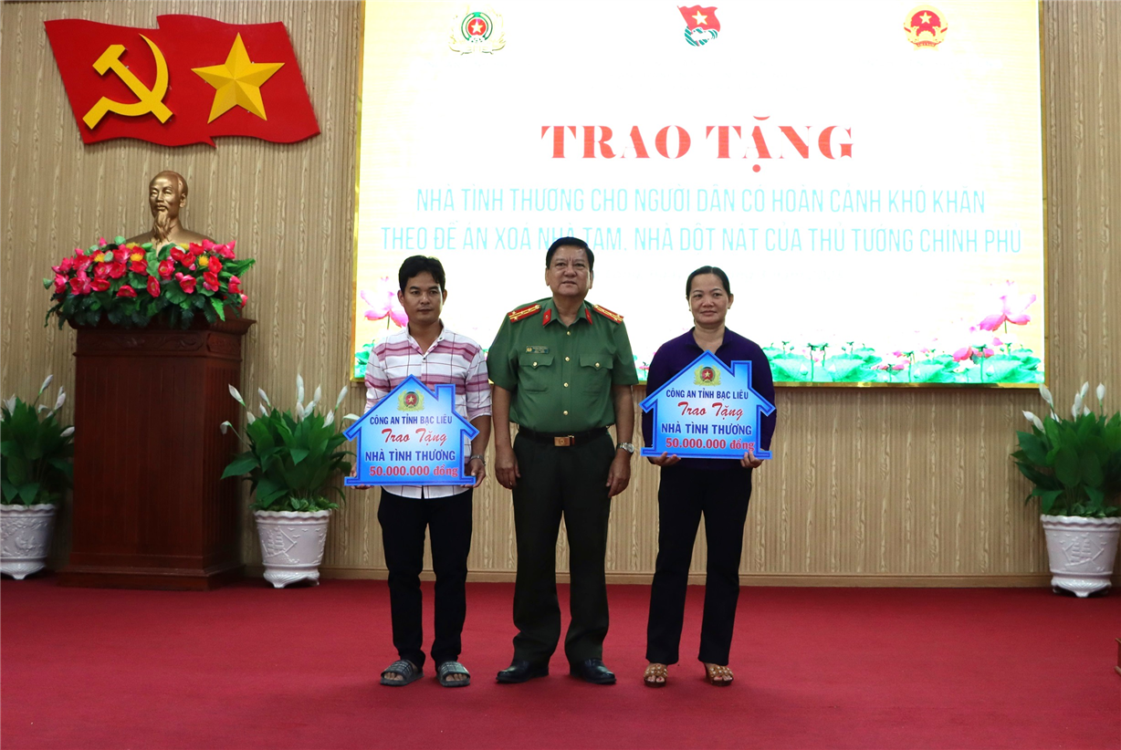 Đại tá Trương Công Dũng, Phó Giám đốc Công an tỉnh trao bảng tượng trưng tặng nhà tình thương cho người dân tại Lễ ra quân Tháng Thanh niên năm 2025.