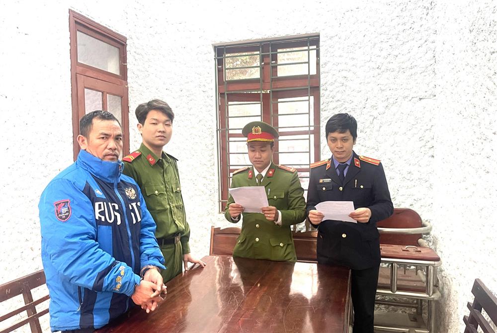 Cơ quan điều tra tống đạt quyết định và lệnh đối với Nguyễn Văn Hương.