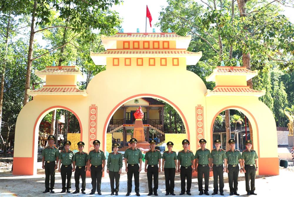 Đại tá Nguyễn Văn Hận cùng Đoàn công tác tại Khu nhà truyền thống của Công an tỉnh Kiên Giang.