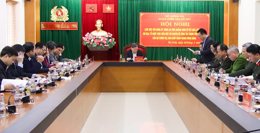 Toàn cảnh buổi làm việc.
