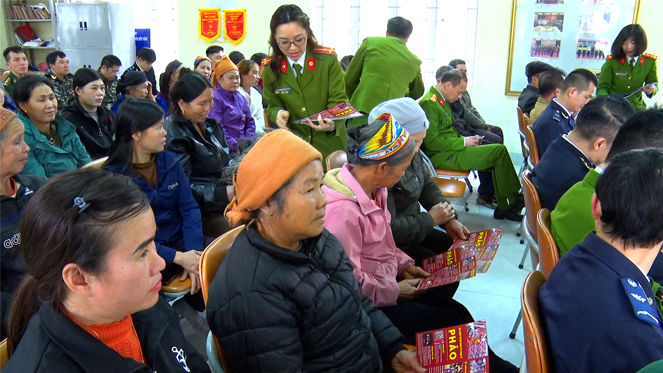 Phát tờ rơi, tuyên tuyền cho người dân các quy định của pháp luật liên quan đến vũ khí, vật liệu nổ, công cụ hỗ trợ và pháo tại xã Yên Khoái, huyện Lộc Bình.