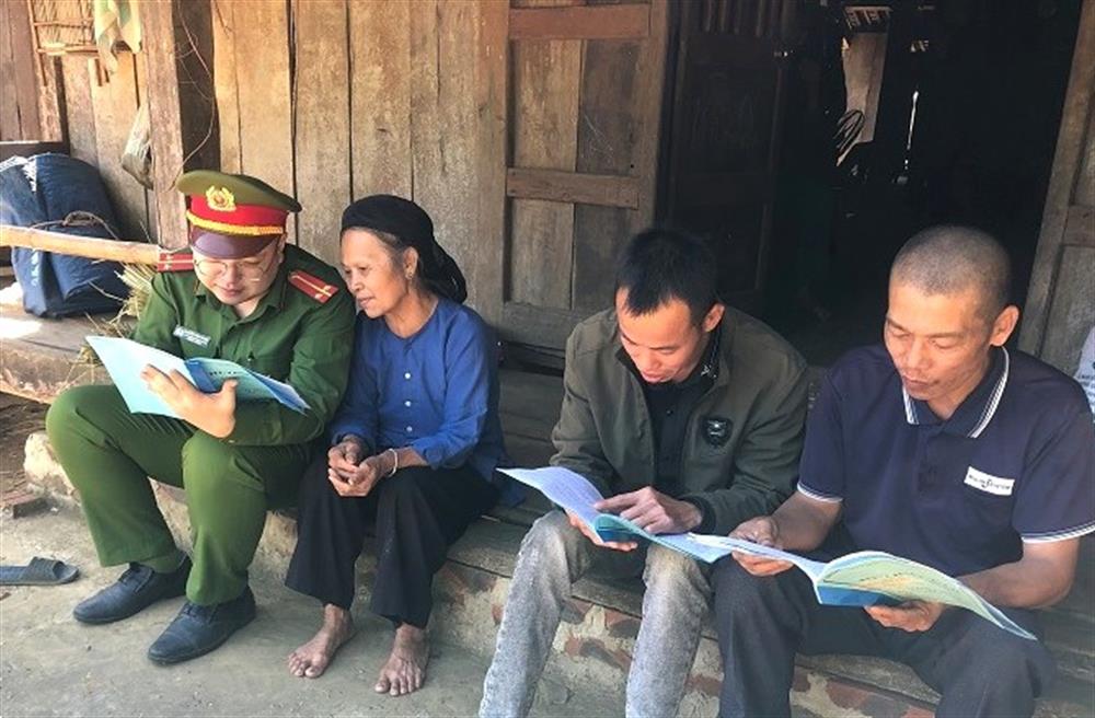 Thanh niên Công an xã tuyên truyền các quy định trong công tác giữ rừng và đảm bảo ANTT thôn bản đã được nhân dân thôn Lũng Nưa, xã Gia Lộc, huyện Chi Lăng đưa vào hương ước và thực hiện rất tốt.