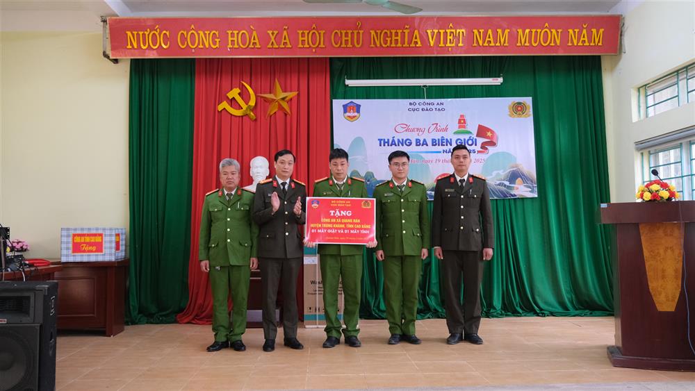Đoàn công tác của Cục Đào tạo tặng quà các gia đình chính sách, khó khăn và Công an xã Quang Hán.