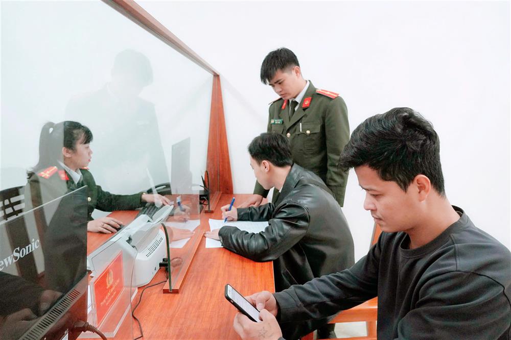 3. Cán bộ, chiến sĩ Phòng Hồ sơ nghiệp vụ tận tình hướng dẫn công dân trong việc cấp phiếu lý lịch tư pháp.