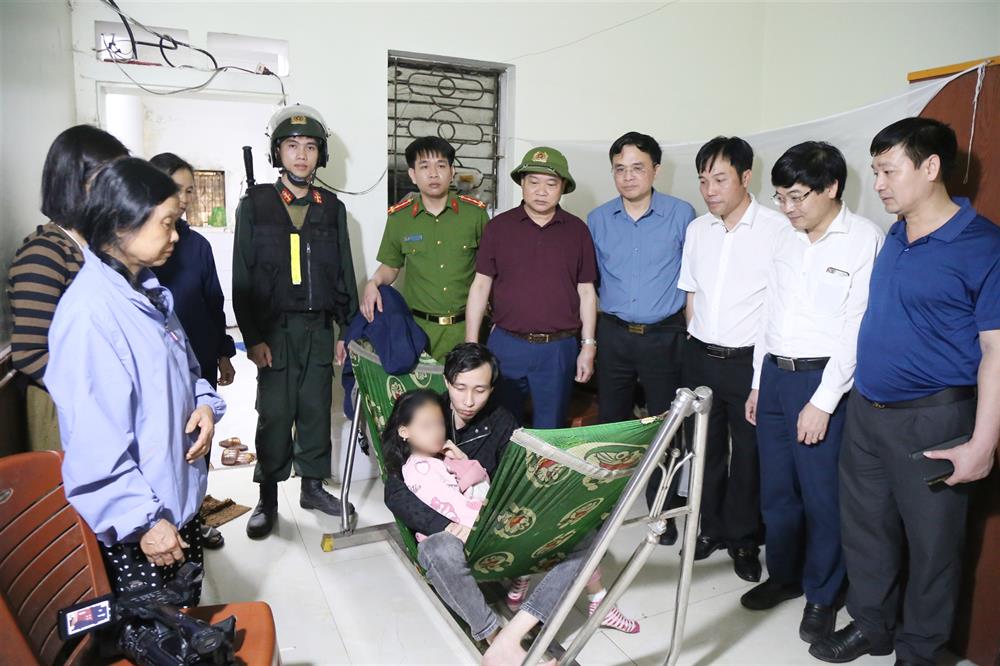 Lực lượng Công an và chính quyền địa phương thăm, động viên cháu bé sau khi được giải cứu an toàn.