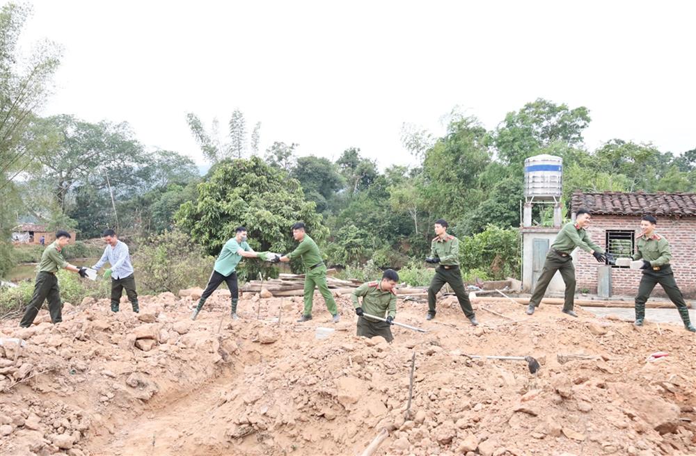 Đoàn viên thanh niên Công an tỉnh Lạng Sơn hỗ trợ vận chuyển vật liệu, đào móng xây dựng trong Chương trình xoá nhà tạm, nhà dột nát trên địa bàn.