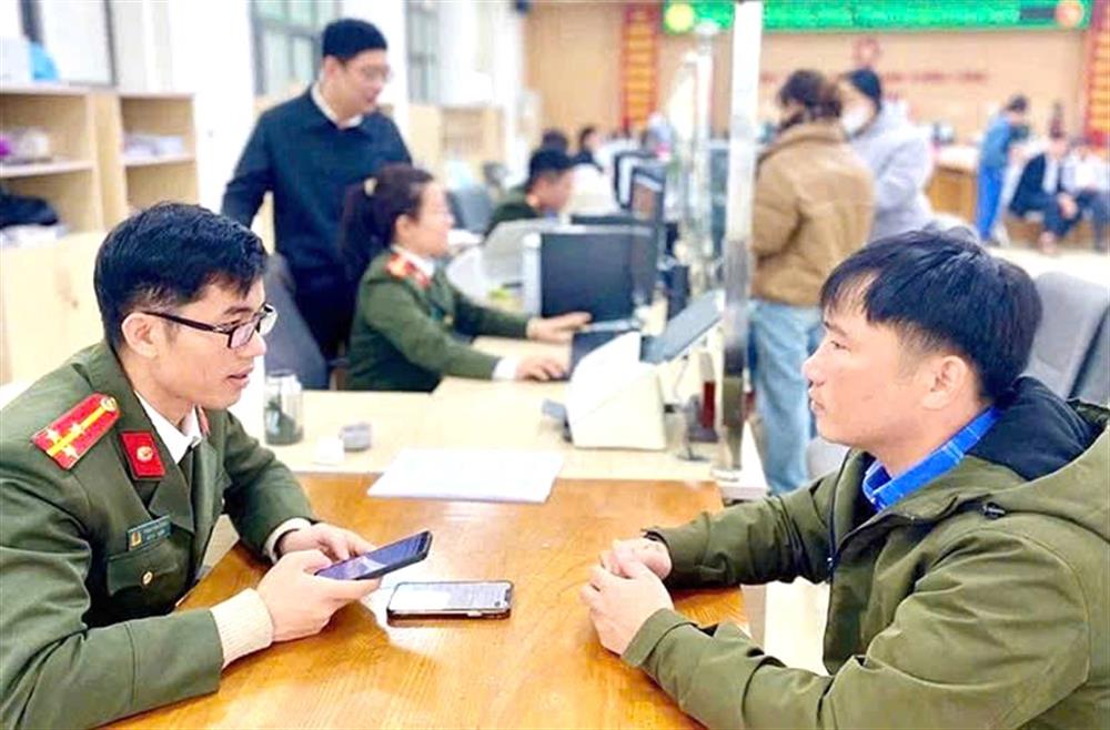 Cán bộ Phòng Hồ sơ nghiệp vụ tích cực hướng dẫn công dân.