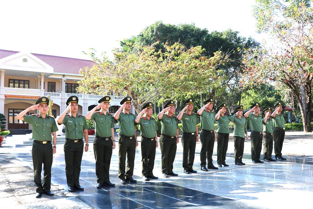 Đại tá Nguyễn Văn Hận cùng Đoàn công tác dâng hương tưởng nhớ công lao của các Anh hùng liệt sỹ và cố Bộ trưởng Phạm Hùng.