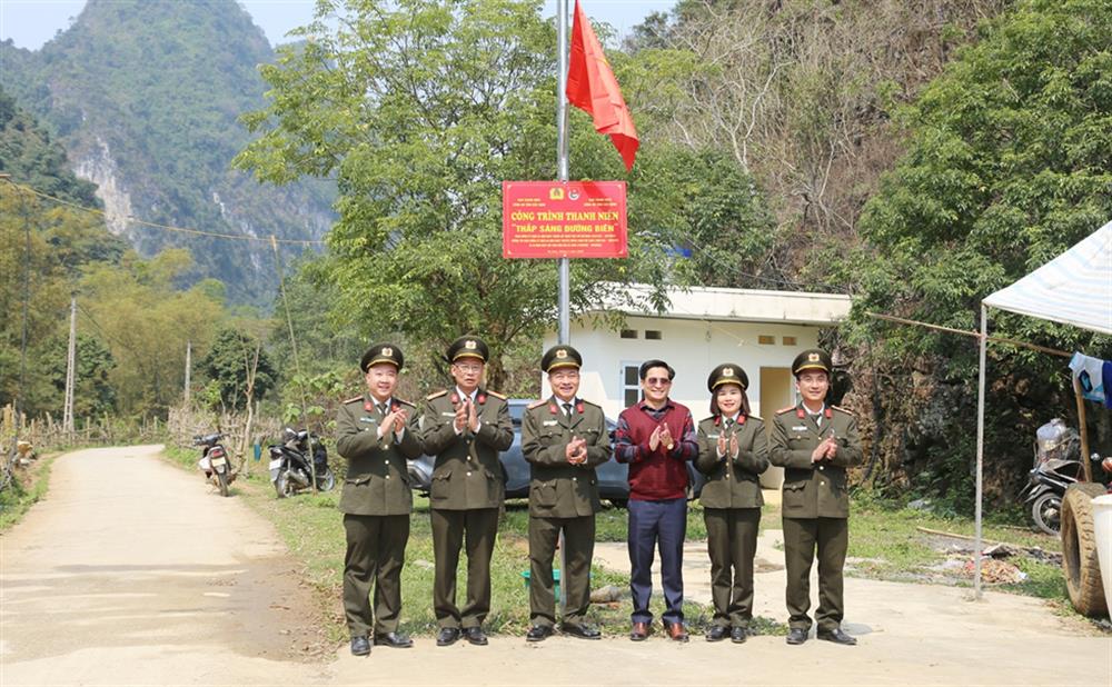 Trao tặng công trình thanh niên “Thắp sáng đường biên”.