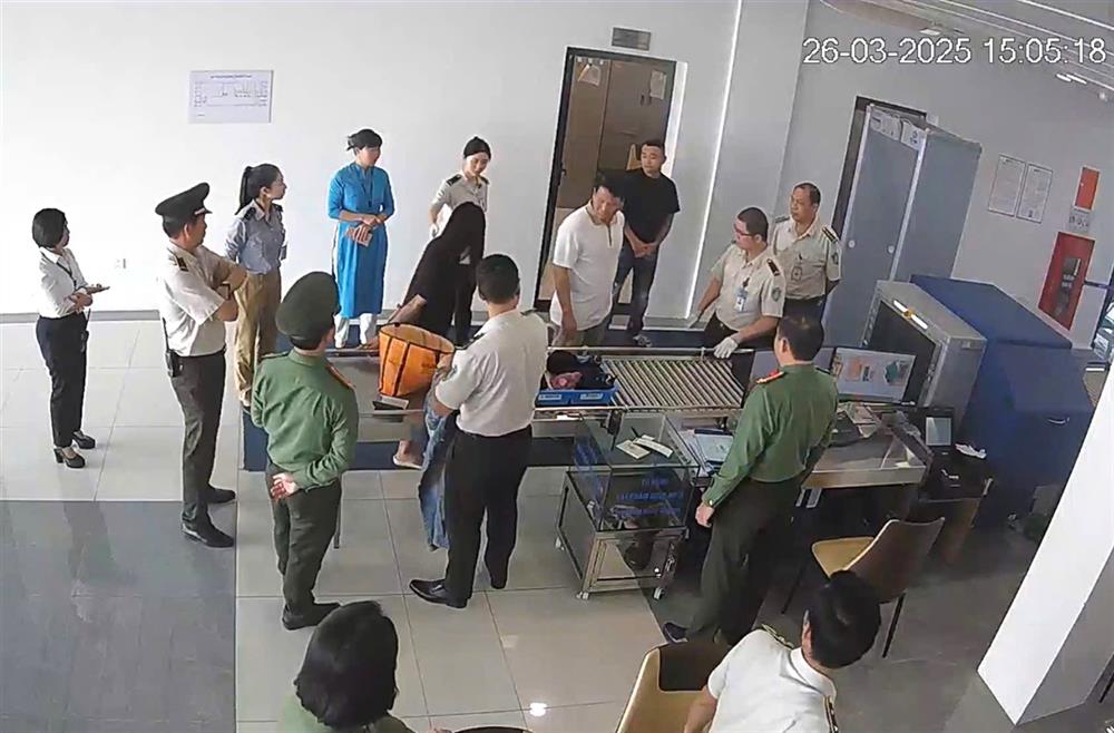 . Hình ảnh soi chiếu tại khu vực cổng từ đối với hành khách Lê Ngọc Hoàng Anh tại khu vực kiểm soát an ninh hàng không tại Cảng hàng không Điện Biên.