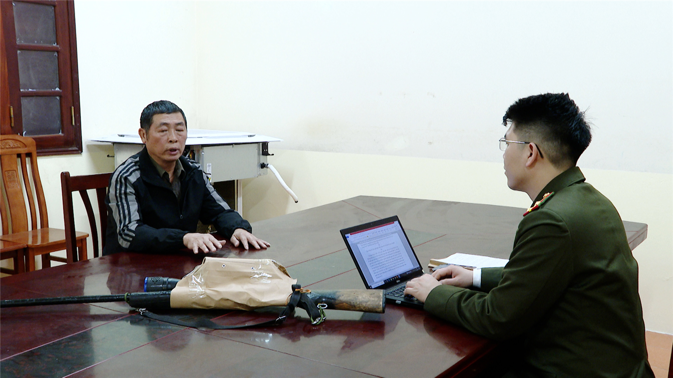 Đối tượng Đỗ Đăng Dũng và tang vật thu giữ tại cơ quan Công an.