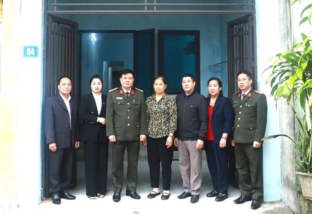 Các đại biểu cùng gia đình bà Mai Thuý Thanh tại căn nhà mới.