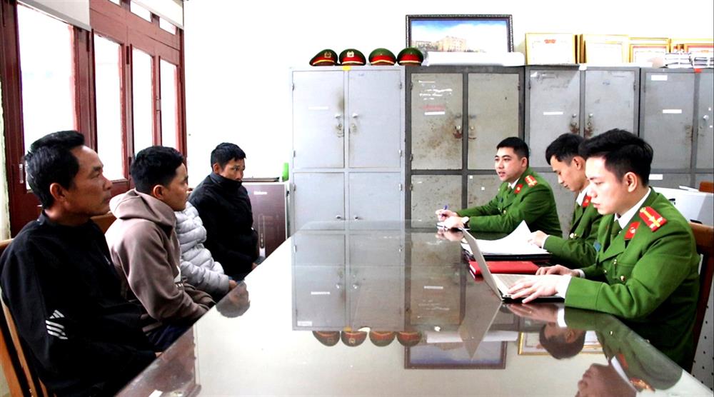 Công an thị trấn Cái Rồng lập hồ sơ xử lý nhóm đối tượng đánh bạc.